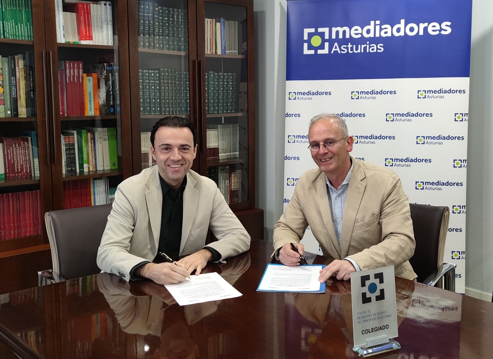 Reunión Mediadores Asturias - onLygal Seguros Presidente de Mediadores Asturias, Ignacio Friera; director territorial onlygal Seguros, Pablo Orge